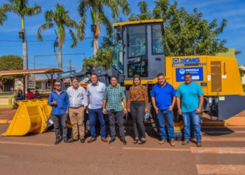 Prefeitura recebe pá-carregadeira do Governo do Estado