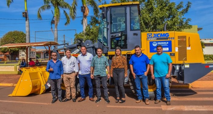 Prefeitura recebe pá-carregadeira do Governo do Estado