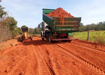 Prefeitura realiza manutenção de estradas do assentamento Canoas