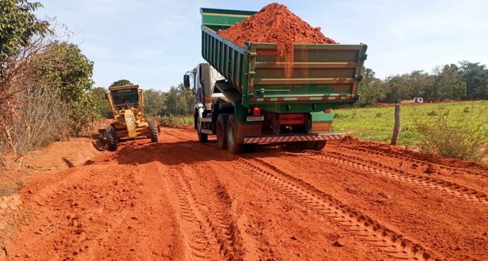 Prefeitura realiza manutenção de estradas do assentamento Canoas