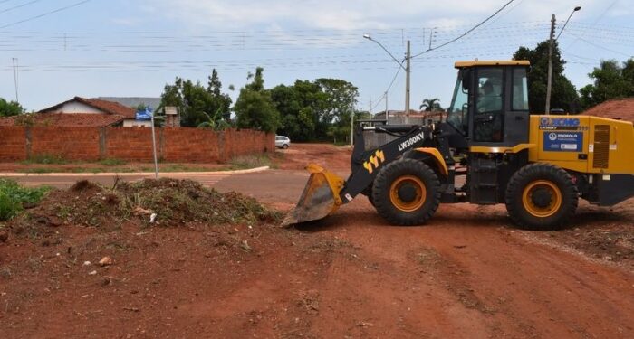 Prefeitura realiza mutirão de limpeza e manutenção no bairro Véstia