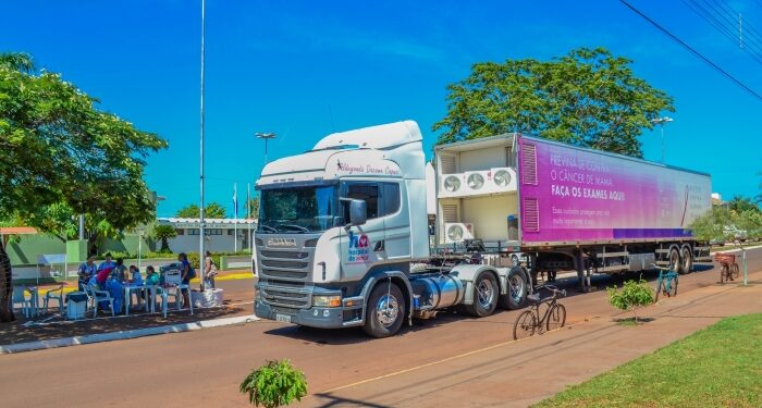 Mais de 800 mulheres fizeram cadastro para mamografia e preventivo na unidade móvel do Hospital do Amor