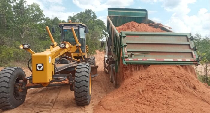 Prefeitura de Selvíria continua com manutenção de estradas no assentamento Canoas