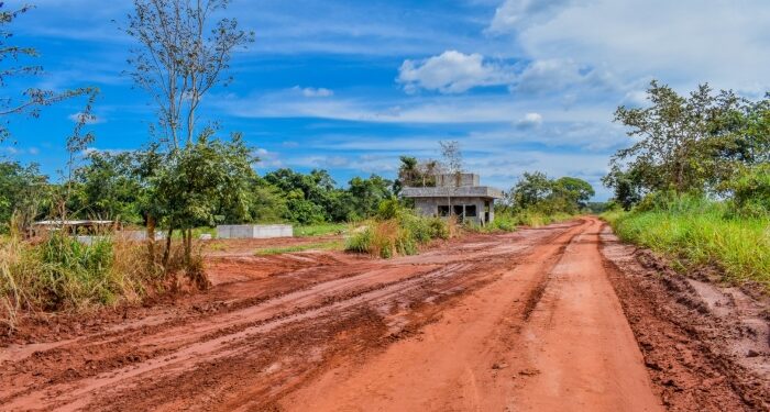 Obras de implantação do novo sistema de esgotamento sanitário de Selvíria continuam e chegam à área da balsa