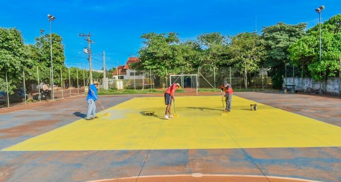 Prefeitura pinta quadra esportiva para aulas da Melhor Idade