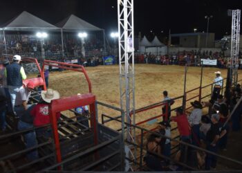 Casa cheia na primeira noite do Encontro de Cowboys de Selvíria