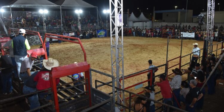Casa cheia na primeira noite do Encontro de Cowboys de Selvíria