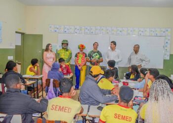 Equipe do “Jacaré du Breju” visita escolas de Selvíria