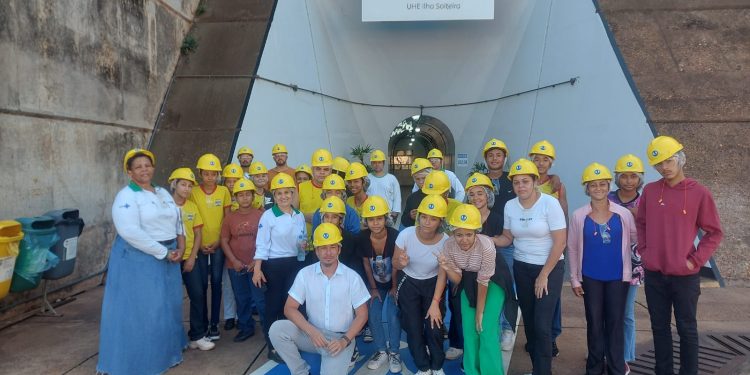 Alunos da Joaquim Camargo visitam usina hidrelétrica