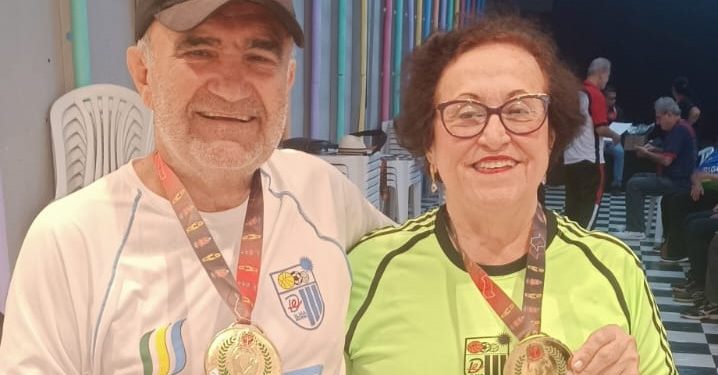 Com duas medalhas de ouro