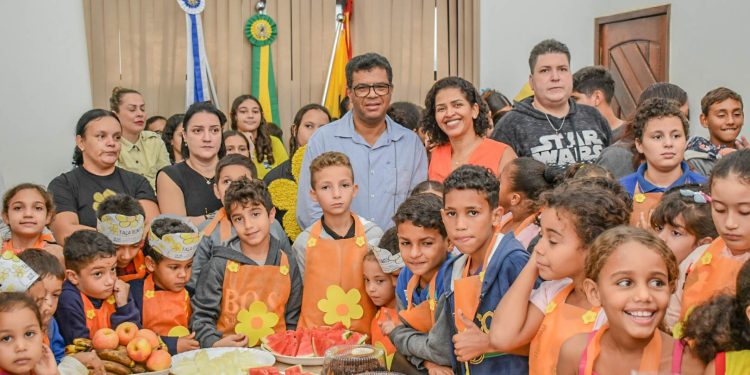 Maio Laranja: Prefeito recebe crianças